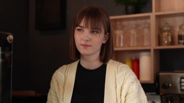Jong Barista Meisje Bereidt Heerlijke Koffie Medewerker Van Coffeeshop Een — Stockvideo