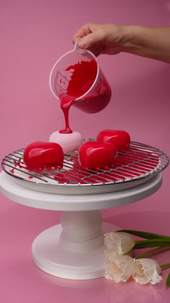 Verter Glaseado Rojo Torta Forma Corazón Bandeja Enfriamiento — Vídeo de stock