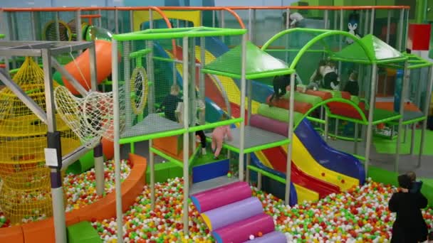 Παιδιά Παίζουν Στο Παιδικό Κέντρο Ψυχαγωγίας Στο Εμπορικό Κέντρο Ευτυχισμένα — Αρχείο Βίντεο