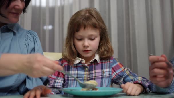 Una Madre Cariñosa Preparó Una Deliciosa Cena Para Hija — Vídeo de stock