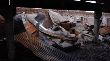 Çok katlı bir apartmanda yanmış daireler, Ukrayna 'daki savaşın sonuçları. Mermilerden zarar gören binalar. Hava saldırısından sonra bombalanmış bir apartman..