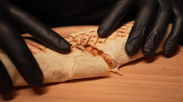 Ręce Kucharzy Czarnych Rękawiczkach Kuchennych Przygotowujących Zbliżenie Shawarma Kucharz Kładzie — Wideo stockowe