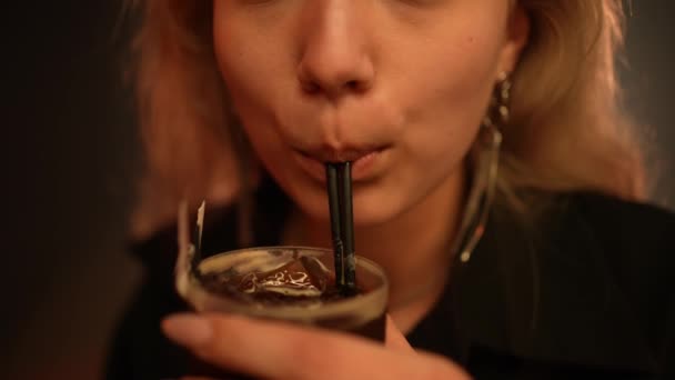 Zbliżenie Młodej Pięknej Kobiety Pijącej Drinka Słomką Szczęśliwa Piękna Dziewczyna — Wideo stockowe