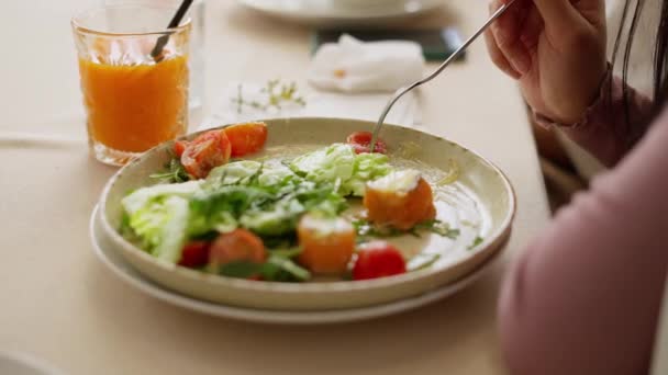 女性手在餐桌前一边吃沙拉一边用叉子吃早餐 — 图库视频影像
