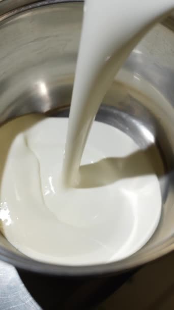 Chef Pastelaria Derrama Creme Branco Grosso Uma Tigela — Vídeo de Stock