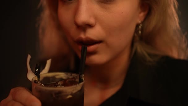 Κοντινό Πλάνο Ενός Κοριτσιού Που Πίνει Ένα Αλκοολούχο Κοκτέιλ Ένα — Αρχείο Βίντεο