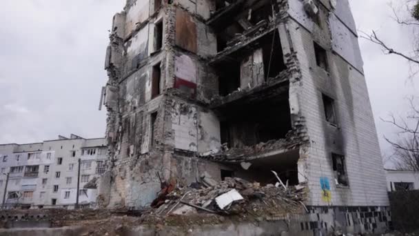 複数階建ての住宅建築物でアパートを焼き ウクライナでの戦争の結果 シェルによって損傷した建物 ウクライナでの戦争の実際の不気味な映像 財産の遺骸 — ストック動画
