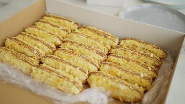 在面包店的礼品盒中 用杏仁刨花装饰并涂满巧克力的蛋糕特写 美味的新鲜甜糕点 食品工业 — 图库视频影像