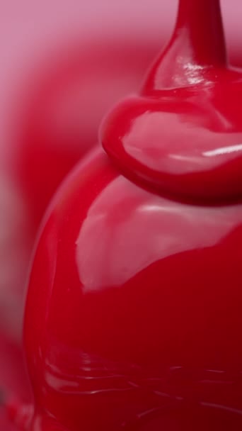 关闭慢镜头彩色的红色镜子釉料倒在釉面甜点上 慢动作 — 图库视频影像