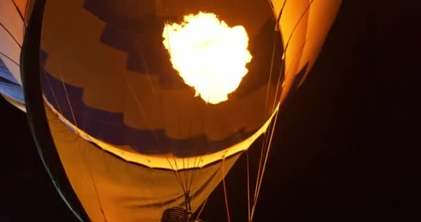 Sıcak Hava Balonu Uçuş Için Hazırlanıyor Gece Ağır Çekimde Otoparkta — Stok video