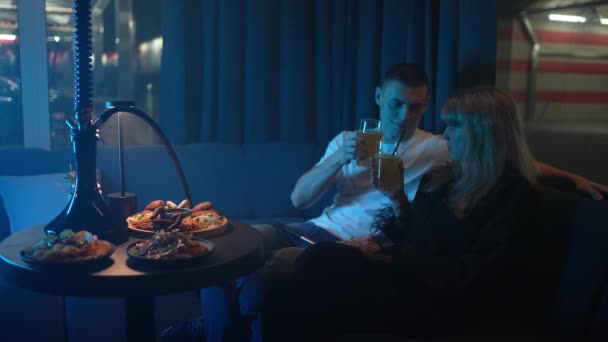 一个英俊的男人在夜店里和一个年轻女人调情 一对年轻夫妇在夜总会约会 — 图库视频影像