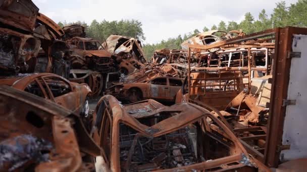 扔掉的旧车 生锈的车被毁的被遗弃汽车在室外爆炸 战争和世界末日的概念 生态问题 — 图库视频影像
