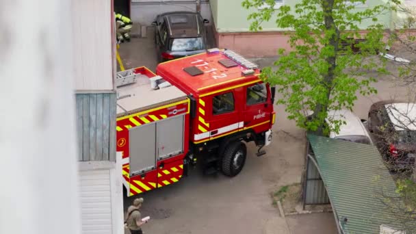 Ciężarówka Strażacka Przyjechała Wezwanie Zagrożeniu Pożarowym Podwórku Dzielnicy Mieszkalnej — Wideo stockowe