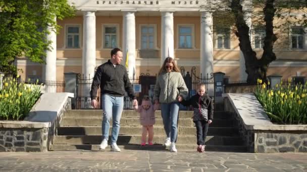 Una Famiglia Felice Gente Cammina Felicemente Città Con Loro Figlie — Video Stock