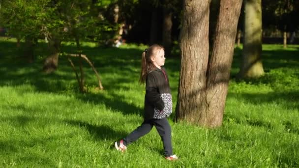 Bambino Cammina Sull Erba Fresca Verde Diverte Nella Natura Nel — Video Stock