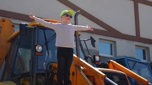 Garçon Tient Sur Tracteur Montre Avec Ses Mains Que Est — Video