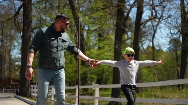 Carismatico Felice Papà Con Carino Figlioletto Che Cammina Nel Parco — Video Stock