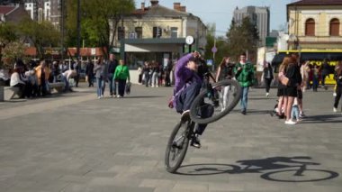 İnsanlar şehrin sokaklarında yürüyor.