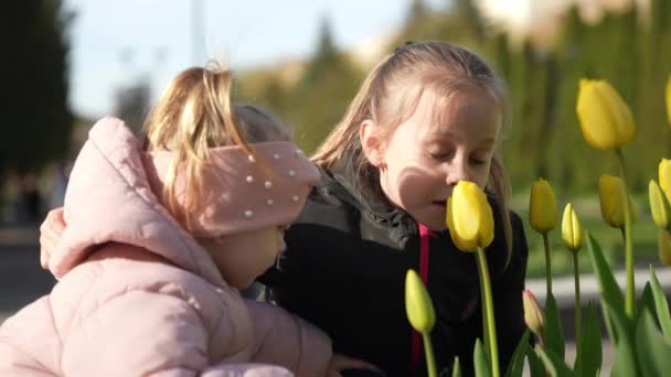 Los Niños Disfrutan Del Olor Las Flores Sonríen Muestran Ternura — Vídeos de Stock