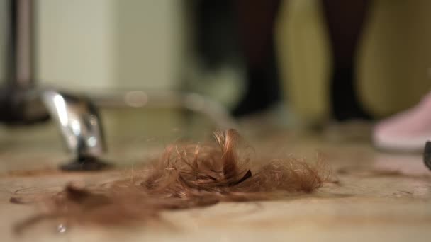 Beim Haarschnitt Einem Schönheitssalon Fallen Braune Haare Auf Den Boden — Stockvideo