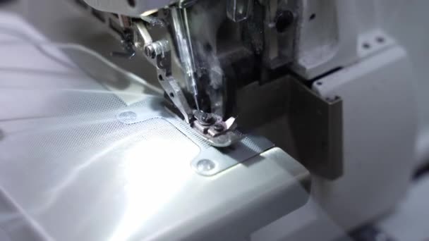 縫製工房ではミシン針が急速に上下に移動し 縫製生地のクローズアップ 生地の縫製工程 — ストック動画