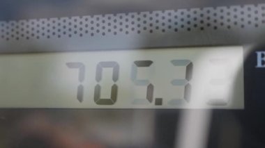 Benzin istasyonlarında akaryakıt fiyatlarını gösteren bir metre.