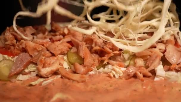 Conceito Catering Chef Decora Prato Com Carne Picada Recheio Cozinheiro — Vídeo de Stock