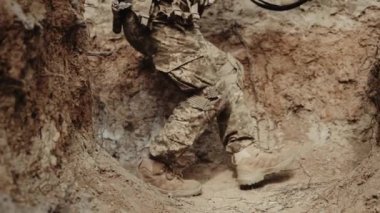 Silahlı Ukrayna askerleri sessizce düşman mevzilerine yaklaşıyorlar.