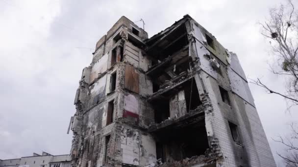 Ein Wohnhaus Mit Von Russischen Truppen Zerstörten Zivilisten Mit Den — Stockvideo