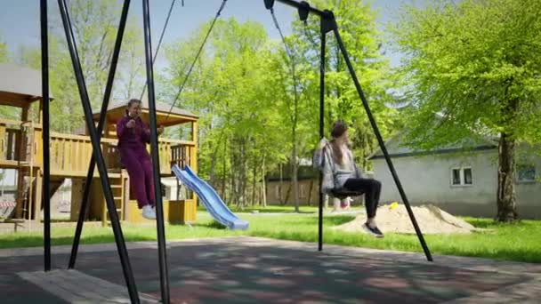 Niños Felices Balanceándose Columpio Disfrutando Hermoso Día Verano Concepto Alegría — Vídeos de Stock