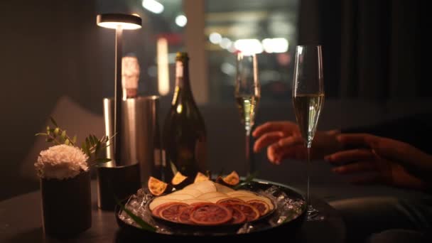 在一家昂贵的餐馆里吃饭 喝一杯香槟庆祝一个重要的事件 — 图库视频影像
