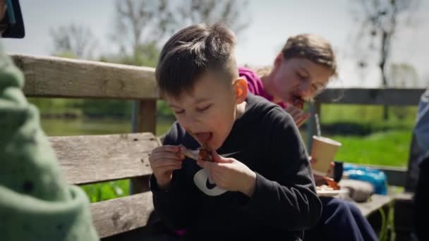 Crianças Estão Sentadas Bancos Comendo Frango Nas Férias — Vídeo de Stock