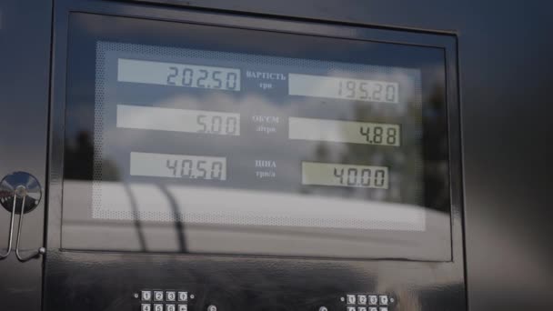 Αύξηση Του Κόστους Της Βενζίνης Μετρητής Τιμών Βενζίνης Στην Οθόνη — Αρχείο Βίντεο