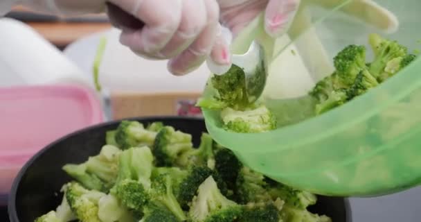 Egy Kis Zöldséget Főzzük Meg Zöldségpörköltet Serpenyőben Fagyasztott Zöldség Salátával — Stock videók