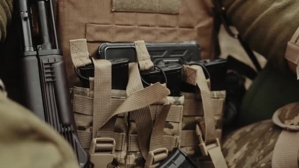 Żołnierz Mundurze Wojskowym Magazynkiem Nabojami Karabinu Maszynowego Przygotowania Operacji Wojskowej — Wideo stockowe