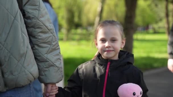Kleines Kaukasisches Mädchen Läuft Die Straße Hinunter Hält Ihre Mutter — Stockvideo