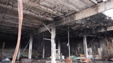 Rus bombasıyla vurulduktan sonra yanan bir konut binası..