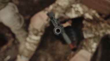 Ordu makineli tüfeğin namlusunu hedefe doğrultmuştu.