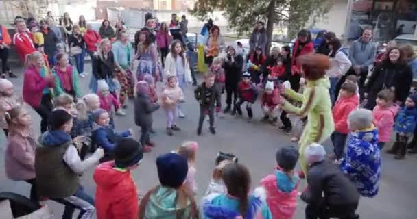 Animátorok Jelmezben Mesebeli Hősök Gyerekek Körében Városi Parkban — Stock videók