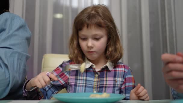 Ein Kleines Mädchen Isst Hause Mit Ihrer Familie Knödel Das — Stockvideo