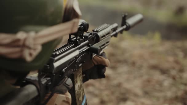Plně Vybavený Střelecký Voják Maskovací Uniformě Útočící Nepřítele Puška Palebné — Stock video