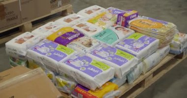 Bebek bezi paketleri taşınmak için paletlere yüklendi