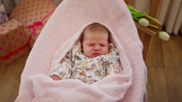 Ένα Χαριτωμένο Μωράκι Τυλιγμένο Ροζ Πάνες Θέλει Κοιμηθεί — Αρχείο Βίντεο