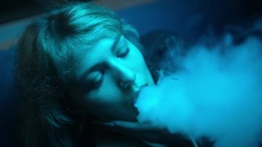 Bir kadın tüttürür, tüttürür, havaya buhar saçar, boşluğu doldurur..