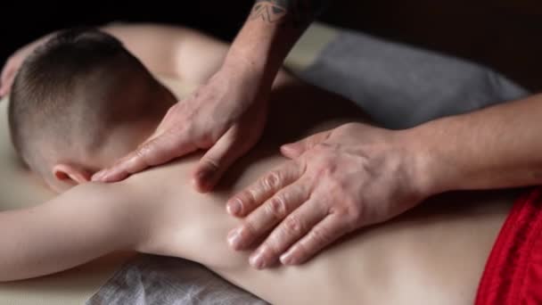 Massagista Fisioterapeuta Está Fazendo Alongamento Terapêutico Das Costas Coluna Vertebral — Vídeo de Stock