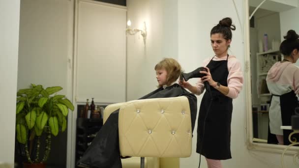 Kaukaski Fryzjer Suszenie Włosów Małego Klienta Zwolniony Ruch — Wideo stockowe