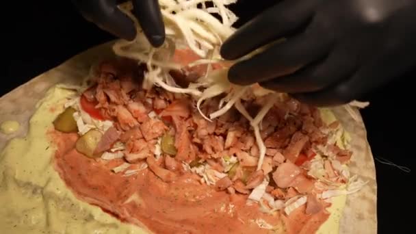 Cocinero Guantes Látex Negro Prepara Pan Pita Pone Queso Encima — Vídeos de Stock