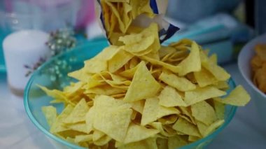 Paketteki cipsleri tüketim için bir tabağa boşalt.