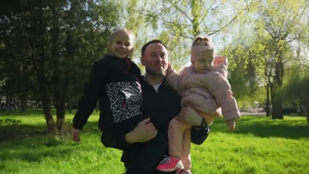 아버지는 딸들을 데리고 거리를 산책하면서 워줍니다 사랑많은 아버지는 주말을 자녀들 — 비디오
