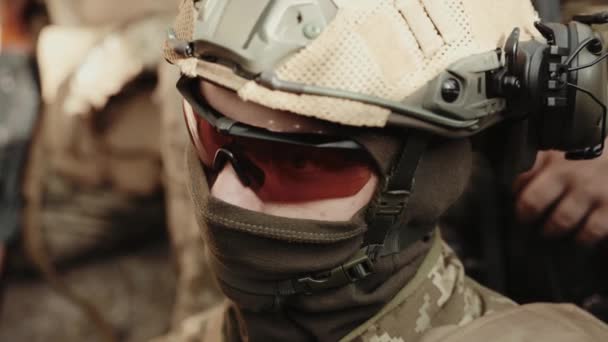Militär Pixeligen Anzug Mit Helm Und Maske Und Taktischer Schutzbrille — Stockvideo